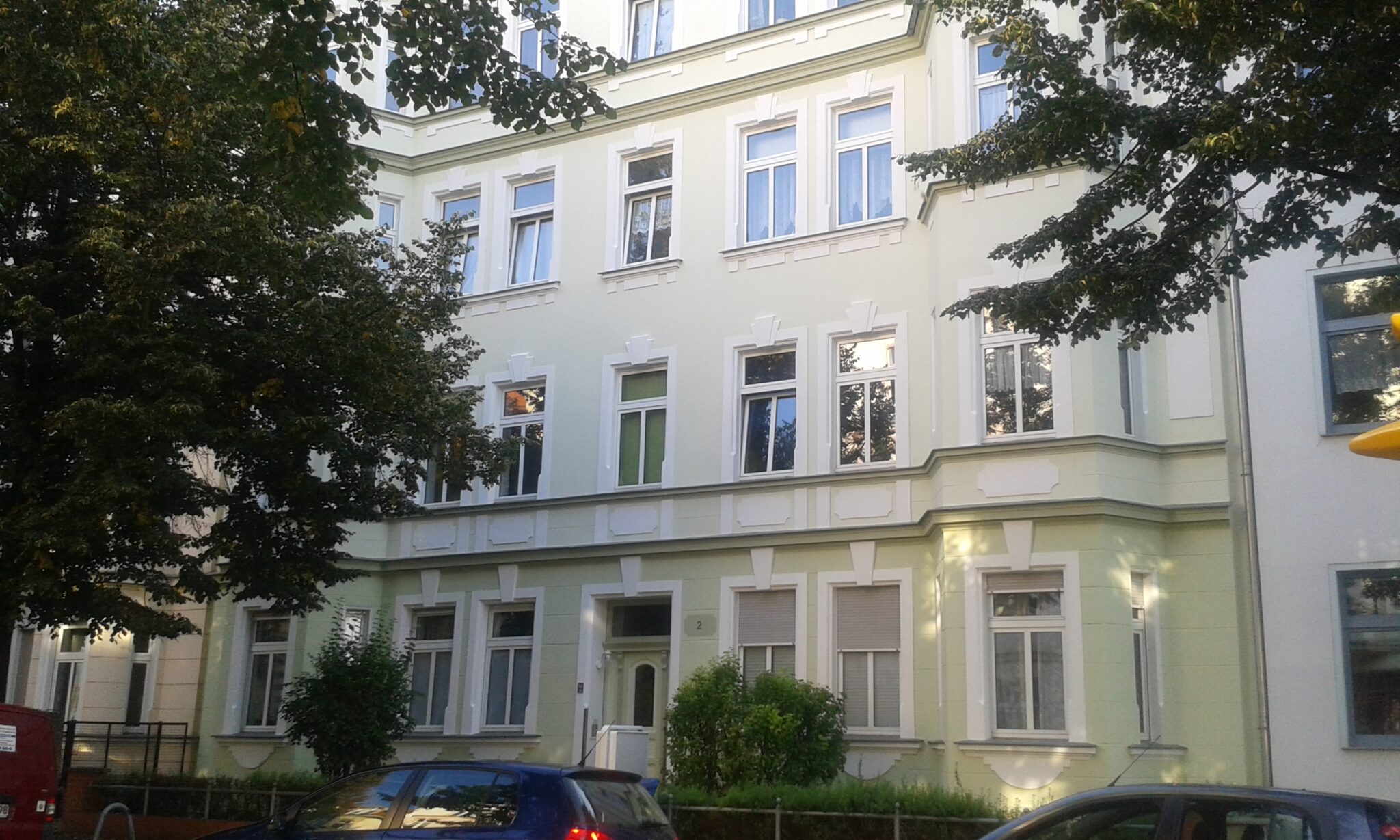 Helles Gebäude mit vielen Fenstern