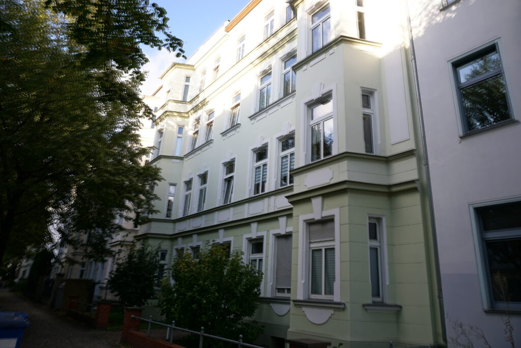 Helles Mehrfamilienhaus mit Fenstern