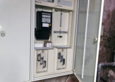 Elektrikerschrank mit offenen Türen