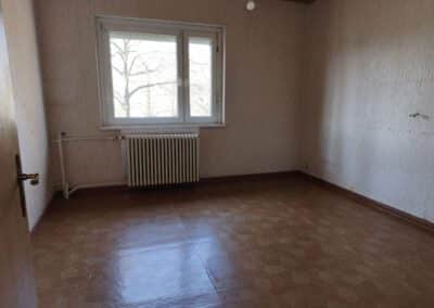 Leerer Raum mit Fenster und Heizung