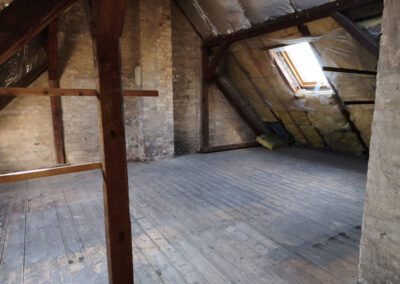 Leerer Dachboden mit Holzfußboden