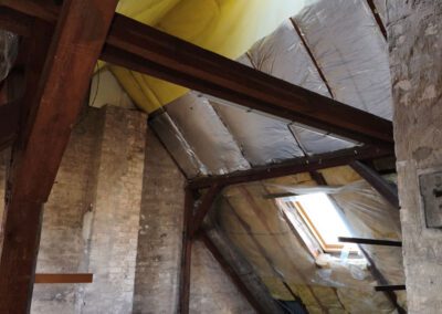Dachboden mit Isolierung und Fenster