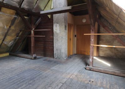 Leerer Dachboden mit Holzfußboden