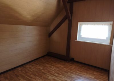 Leerer Raum mit Holzverkleidung