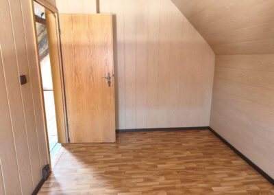 Leerer Raum mit Holztür und Boden