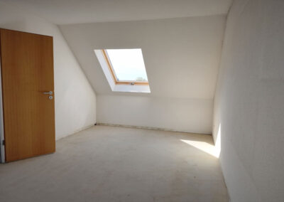 Eigentumswohnung in Magdeburg, leeres Zimmer, Dachfenster