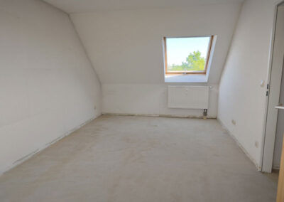 Eigentumswohnung in Magdeburg, leeres Zimmer, Dachfenster