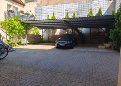 PKW unter Carport