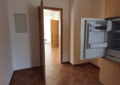 Blick in einen Raum mit geöffnetem Kühlschrank
